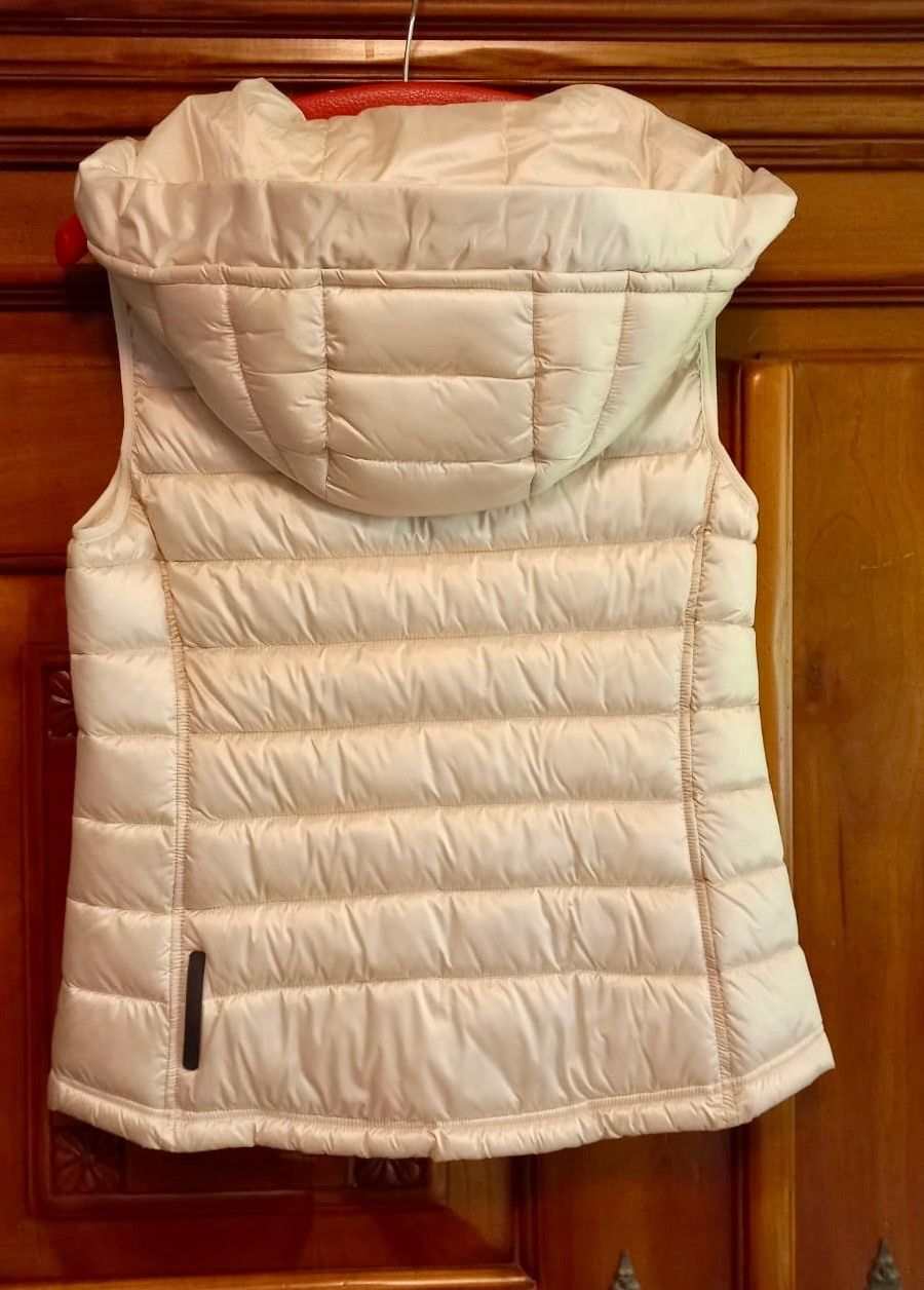 Marc Cain Gilet & Giacche senza maniche: MARC CAIN - Kapuzen-Steppweste / N2 – Nuovo e nell'imballaggio originale da Spreitenbach venduto da Jessy8 1