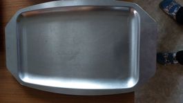 Servierplatten, Grillzange, Chromkellen,Schürze, Faltbrett