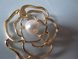 Elegante Brosche in Goldfarben mit Perle - Zeitloser Schm...