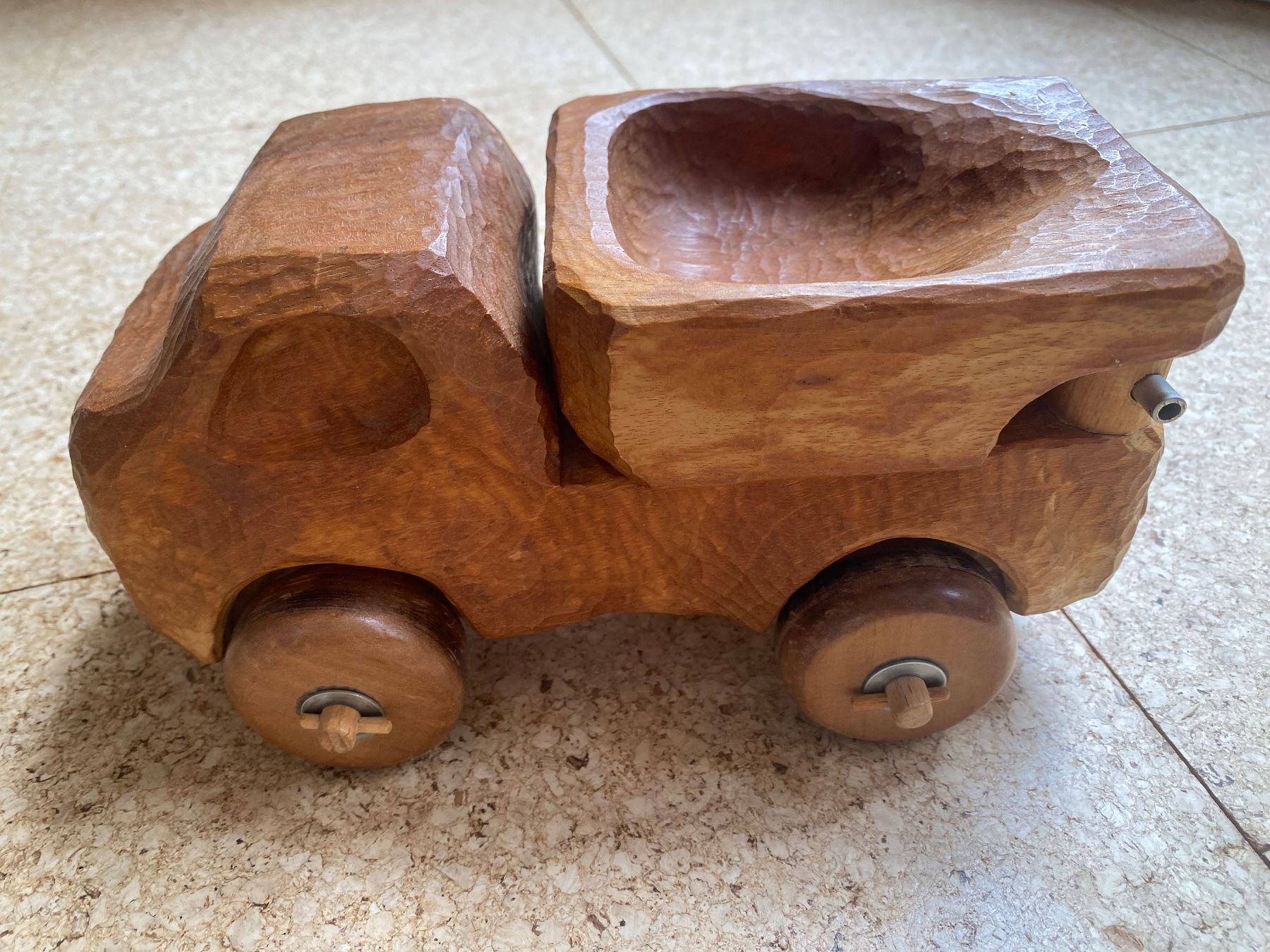 Jouets: Holz Lastwagen geschnitzt – D'occasion à St. Gallen par simeli-