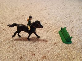 Plastoy Minifigur PFERD & Reiterin inkl. Hindernis