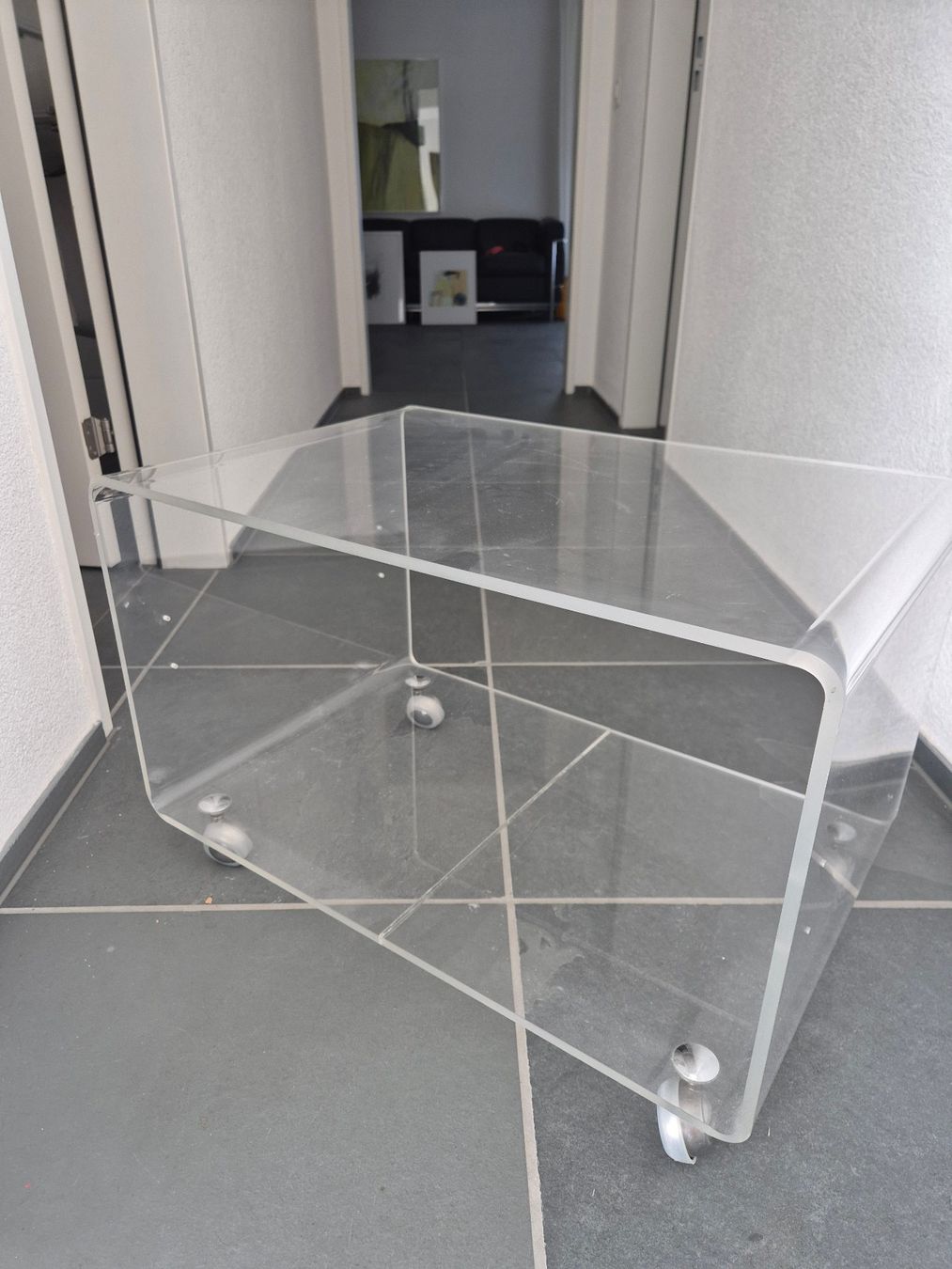 Banconi: Designer Acrylglas Tisch/Rollcontainer – Usato da Unterkulm venduto da Pato1b 1
