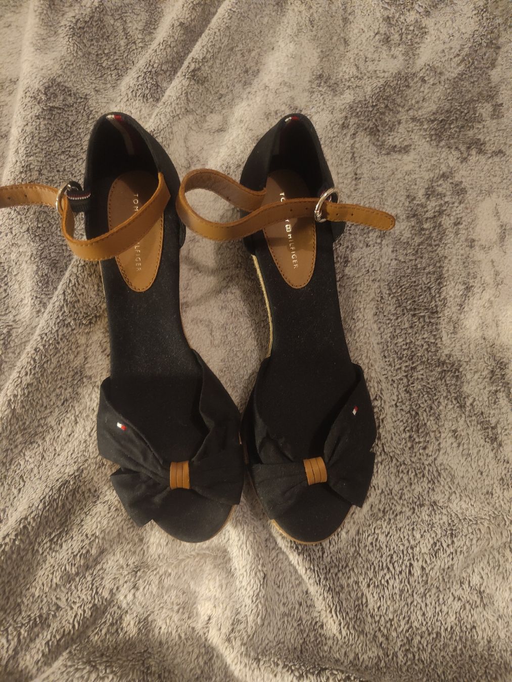 Tommy Hilfiger Damenschuhe: sandales Tommy Hilfiger  – Neu (gemäss Beschreibung) aus Fribourg von cbu_q7ck