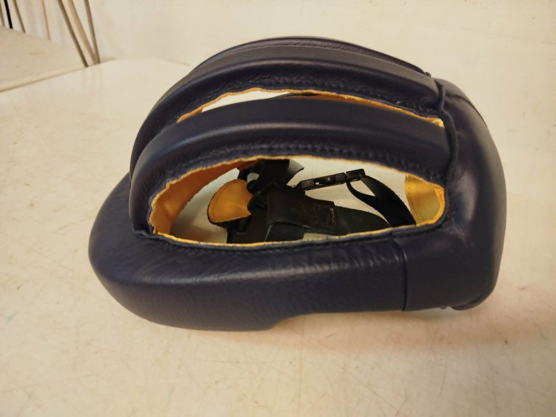 Schutz & Schoner: Casques de protection – Gebraucht aus La Chaux-de-Fonds von Emmaus2300CDF
