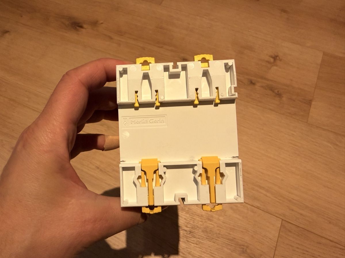 Schneider Composants électroniques: FI Schneider 30mA RCD 3-Phasen – D'occasion à Ettenhausen TG par 7haus2011 3