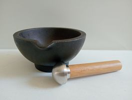 Gusseisen Mörser Ø13cm mit Bambus Stössel & Gummifuss