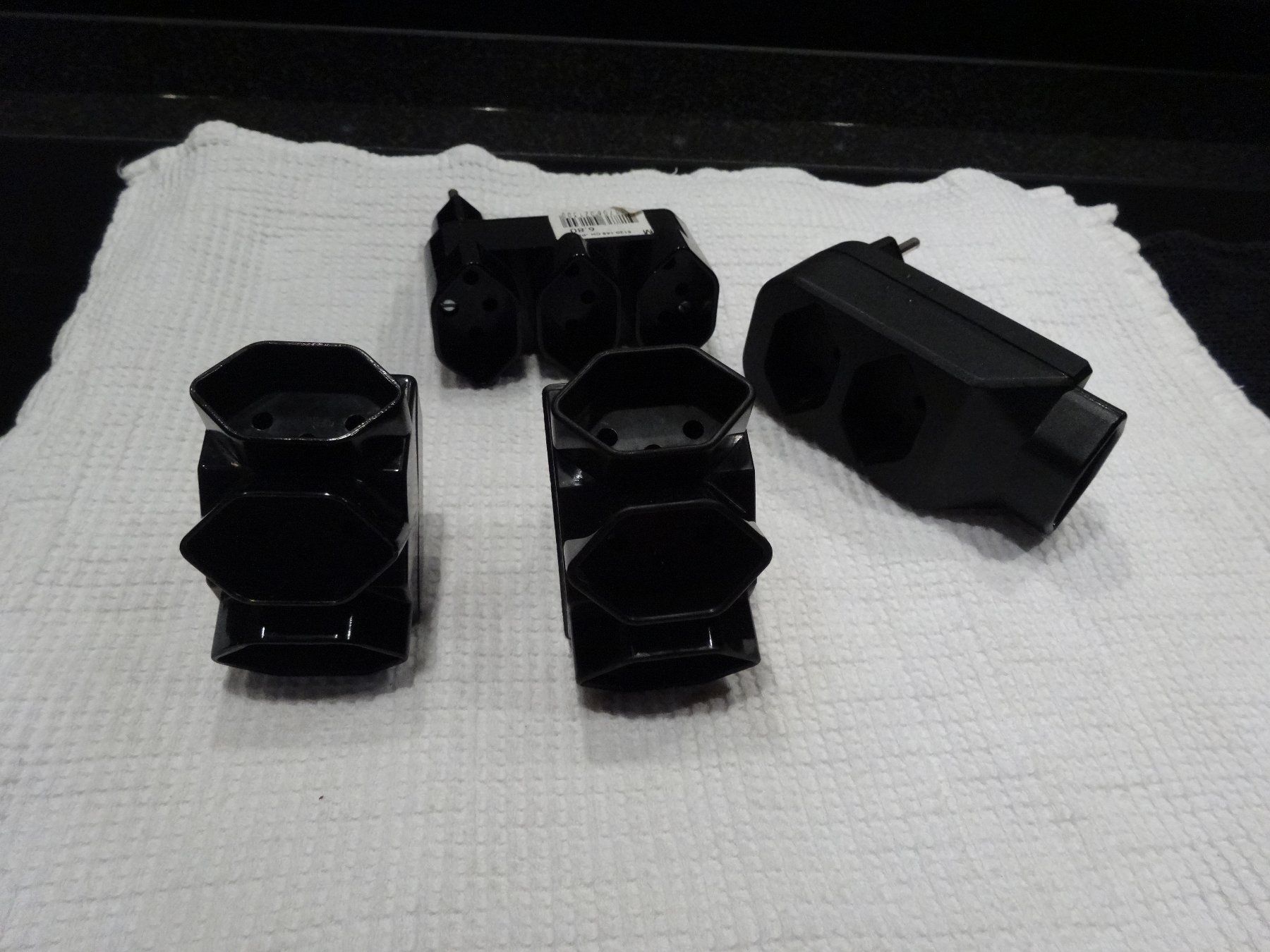 Alimentazione elettrica: 4 Allzweckstecker Schwarz – Usato da Neerach venduto da jenny062