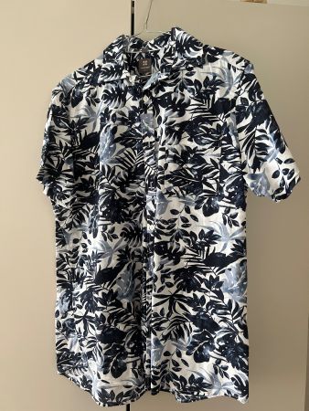 Herrenhemd mit Blumenmuster Grösse M schwarz weiss navy