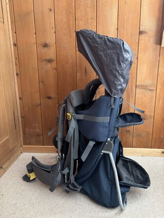 Tragbarer Kindersitz für Wandertouren, inkl. Regenschutz 🎒