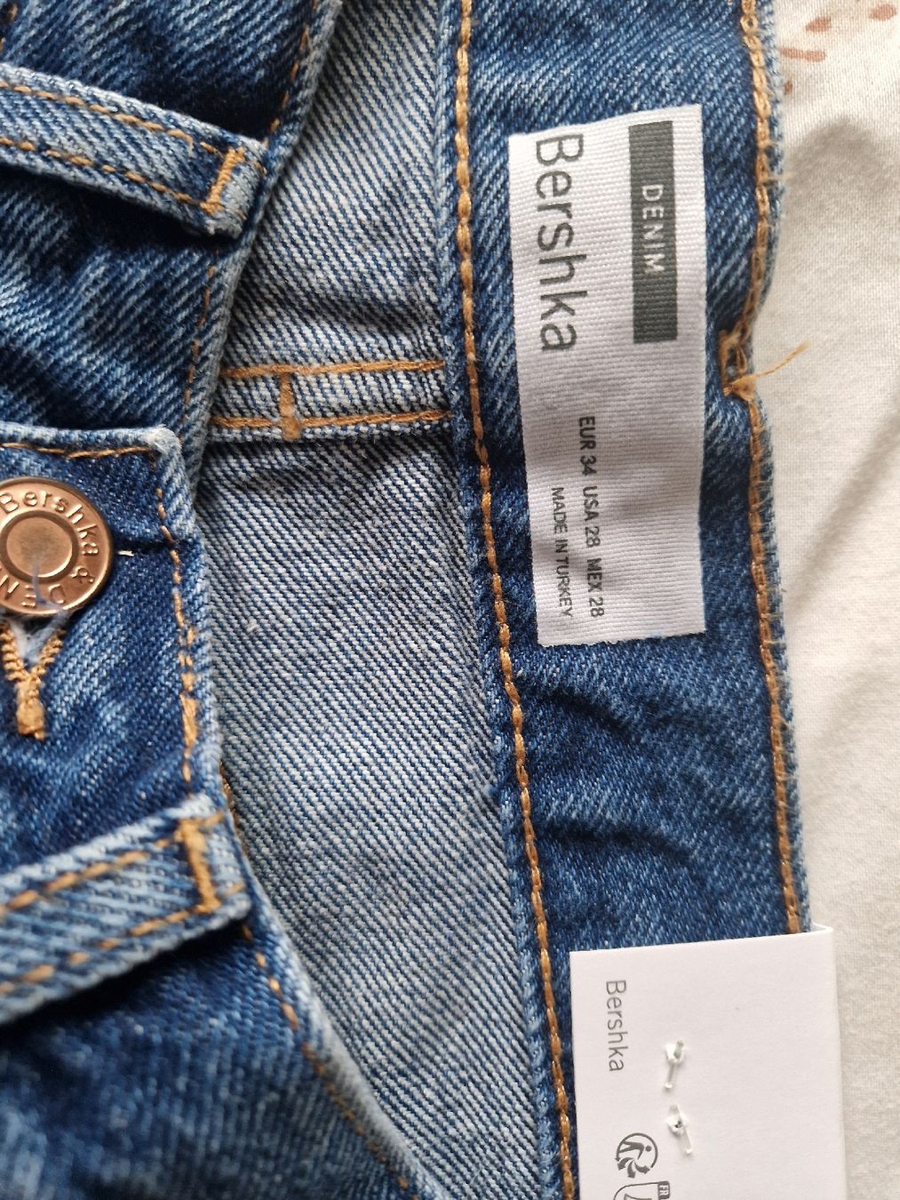 Bershka Pantaloni: Kurze Jeans Bershka. Neu – Nuovo e nell'imballaggio originale da Arbedo venduto da Gyn 1
