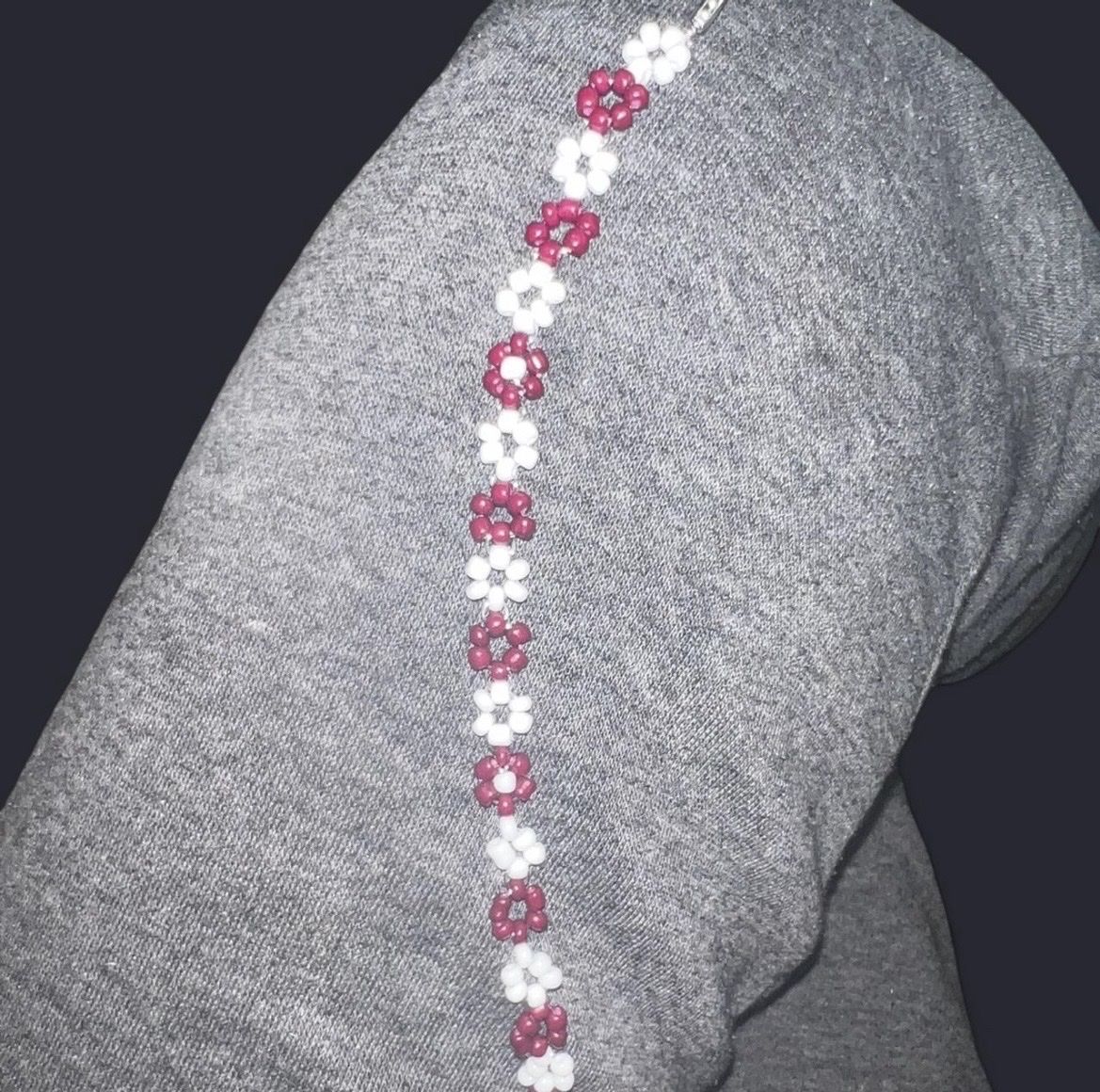 Armbänder & -reifen: Handmade Armband mit Blumenmuster weiss rot  – Neu und originalverpackt aus Aesch BL von noe_b8qw