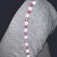 Handmade Armband mit Blumenmuster weiss rot 