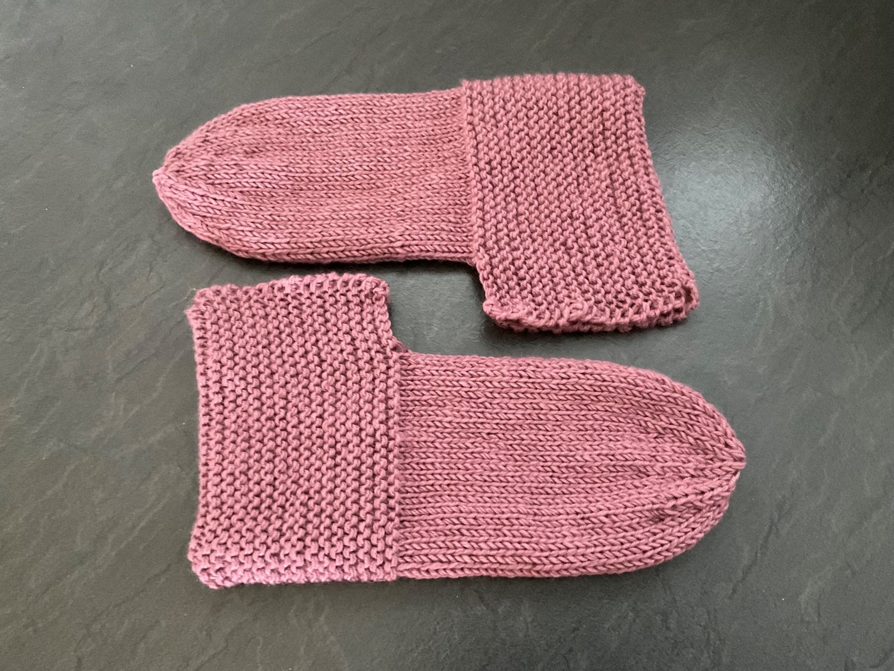 Socken: Handgestrickte Bettsocken Mauve Gr. 40/41 – Neu (gemäss Beschreibung) aus Wetzikon ZH von FeeF