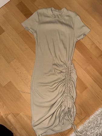 Beiges Figurbetontes Kleid Gr. 34 | Figurbetonter Schnitt