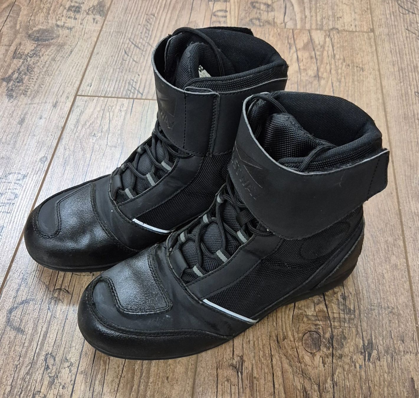 Scarpe da uomo: Motorradstiefel Gr40 – Usato da Ebikon venduto da Dan40 1