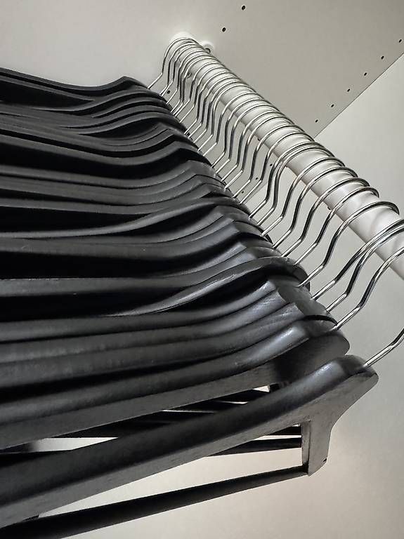 Ikea Kleiderbügel: Kleiderbügel schwarz 30Stück – Gebraucht aus Oberbüren von dijbdn 1