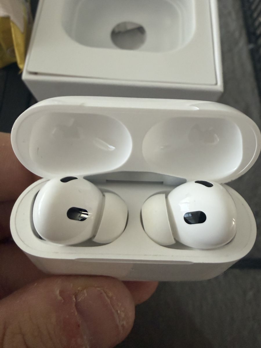Apple Kopfhörer: Apple AirPods Pro 2. Gen Ladecase mit Kopfhörer – Neu (gemäss Beschreibung) aus Lyss von jan_fd29 1