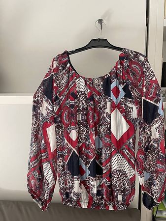 Blusa con collo largo ed elasticizzato