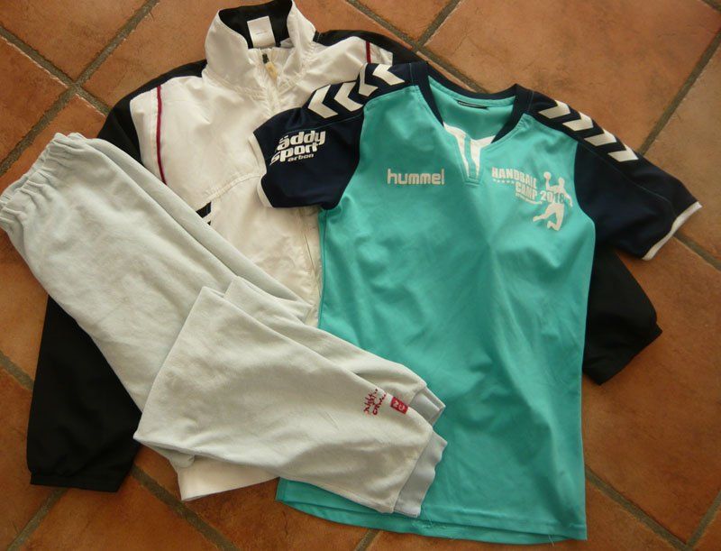 Adidas Lotti di vestiti: Adidas Jacke / Kleider-Set Gr 140 – Usato da Ruggell venduto da Dolce9 1