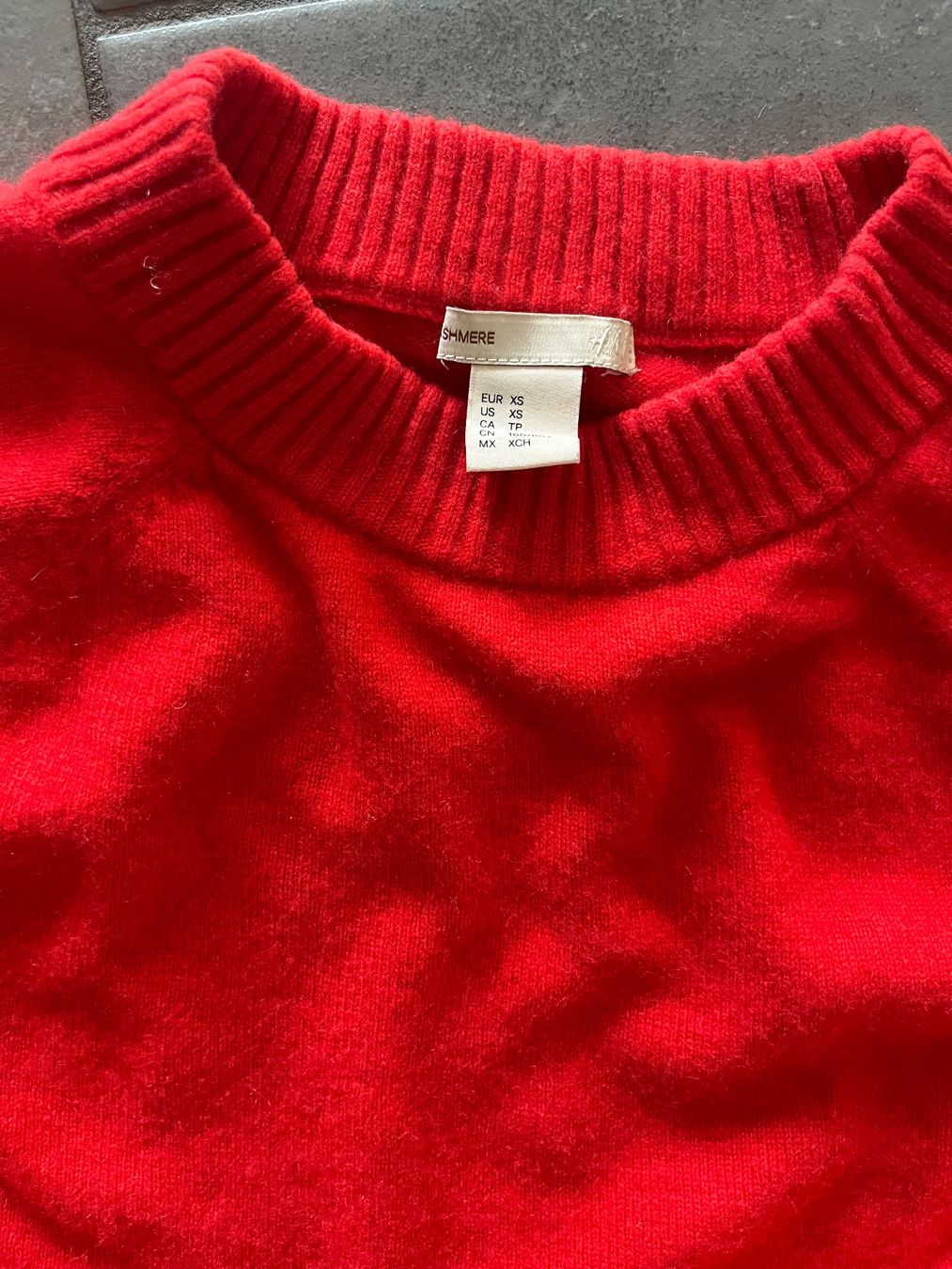 H&M Maglioni & Felpe: Roter oversized Kaschmirpullover von H&M, Gr. XS – Usato da Rüschlikon venduto da TulipeR8 1