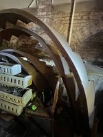 2 Vollholztreppen mit Geländer aus Schmiedeeisen