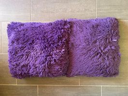 Lilafarbene, flauschige Kissen