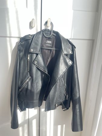 Coole Zara Jacke im Lederlook, Grösse M – Top Zustand!