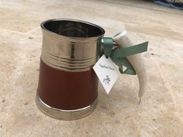 TASSE EN ÉTAIN ANGLAIS VAGABOND HOUSE , POIGNÉE EN  CORNE