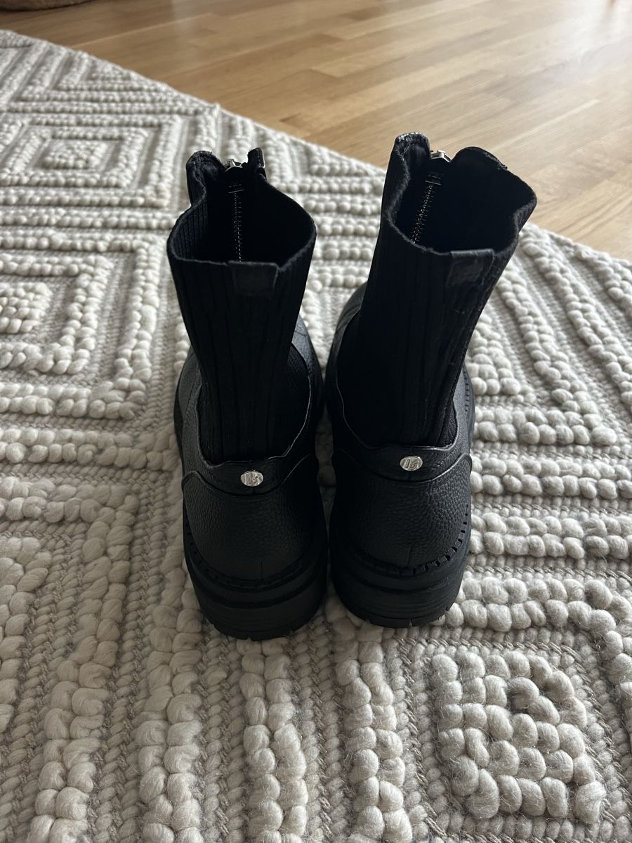 Scarpe da donna: Stiefelette mit Front-Reißverschluss – Usato da Basel venduto da Thirza35 1