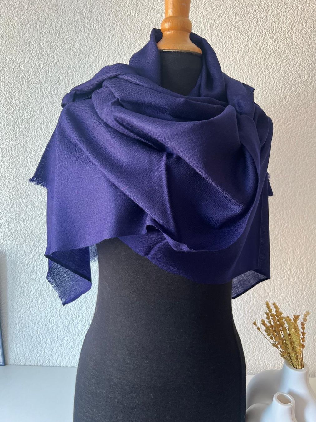 Foulard & Sciarpe: Châle  en cachemire – Violet profond – Nuovo e nell'imballaggio originale da La Chaux-de-Fonds venduto da Luxary.25cachmirepro 9