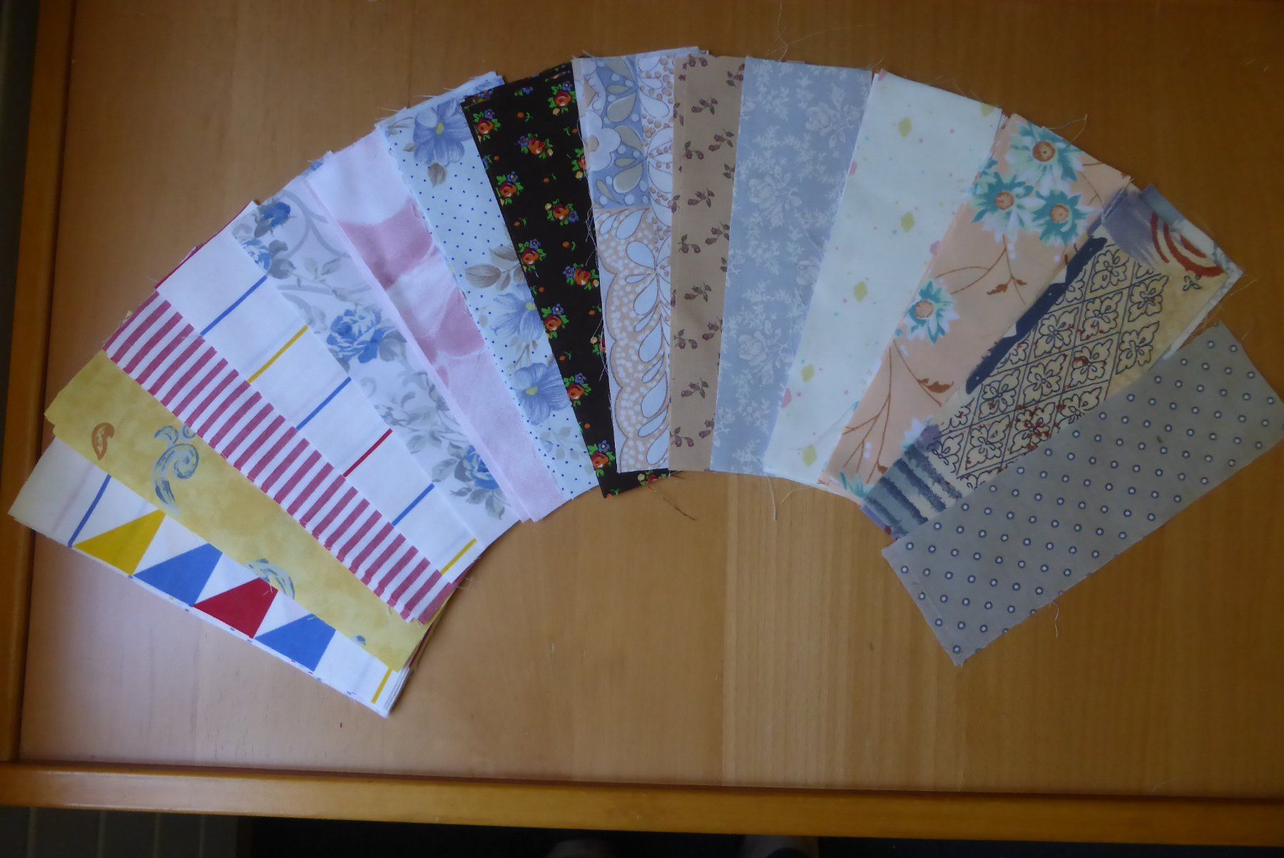 Tessuti: Patchwork Baumwolle - 50 Streifen 6.4 x 20 cm, bunt-5 – Usato da Brunnadern venduto da pinkfaden