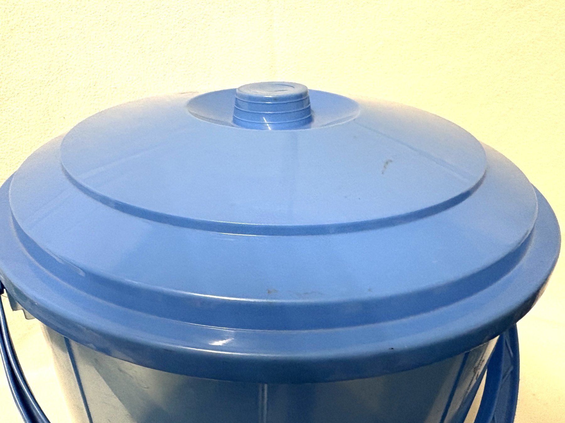 Sonstiges für Haushalt & Wohnen: Eimer mit Deckel – Gebraucht aus Glattbrugg von Ariel012 1