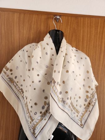 Foulard en soie beige à motifs géométriques 