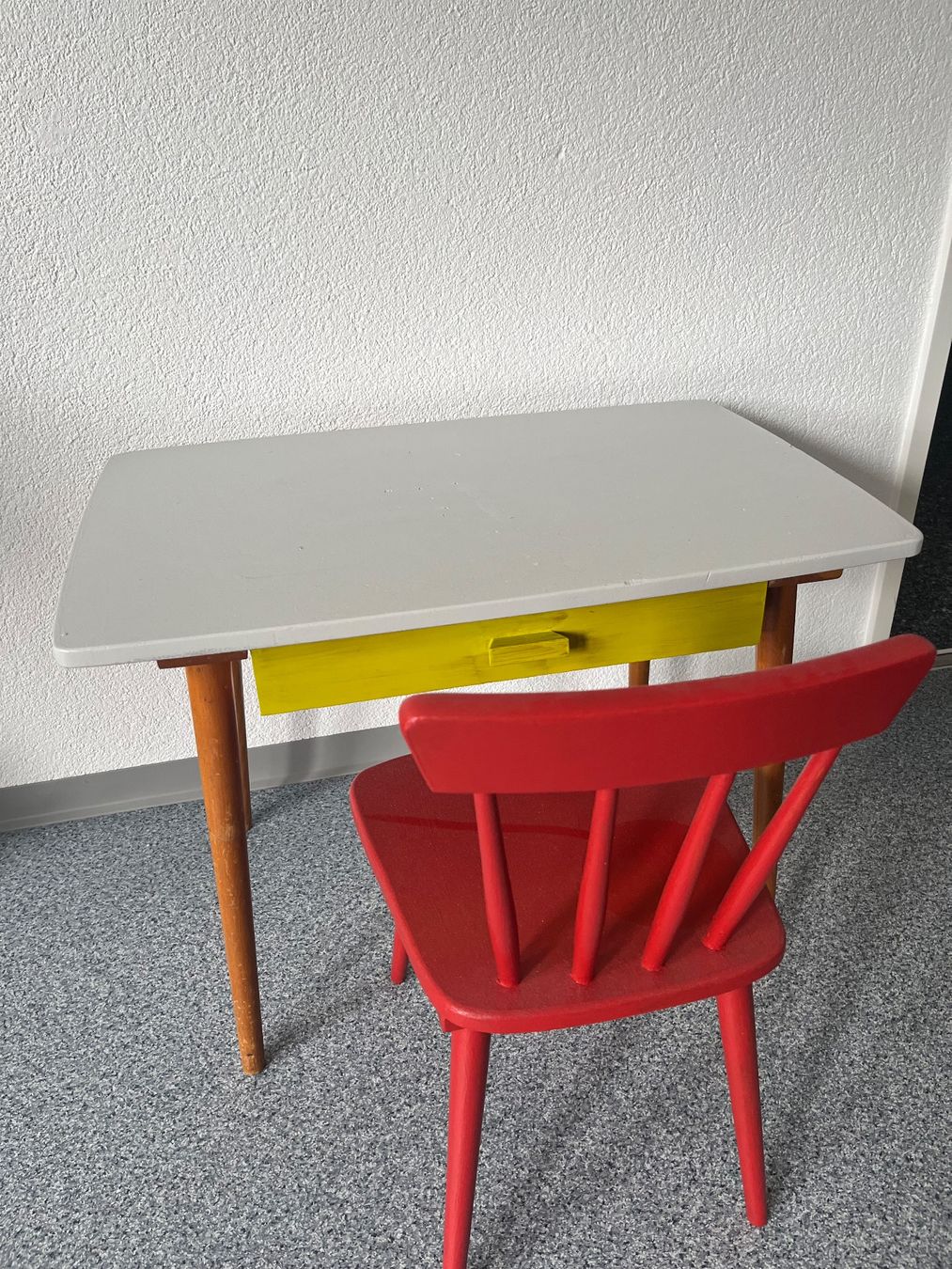 Set di tavolo e panche: Kindertisch mit 2 Stühle aus Holz – Usato da Thürnen venduto da gue_c8yz 3