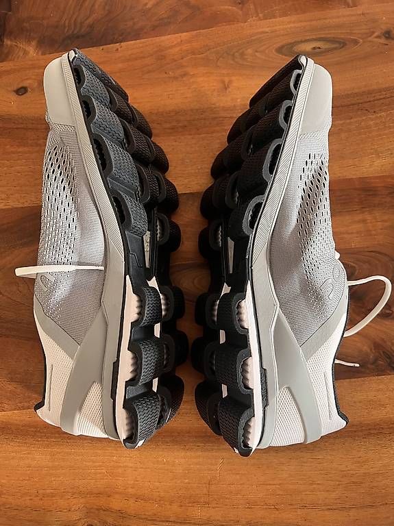 On Chaussures hommes: On Cloudsurfer ungetragen 46 – D'occasion à Flums par mojo265 1
