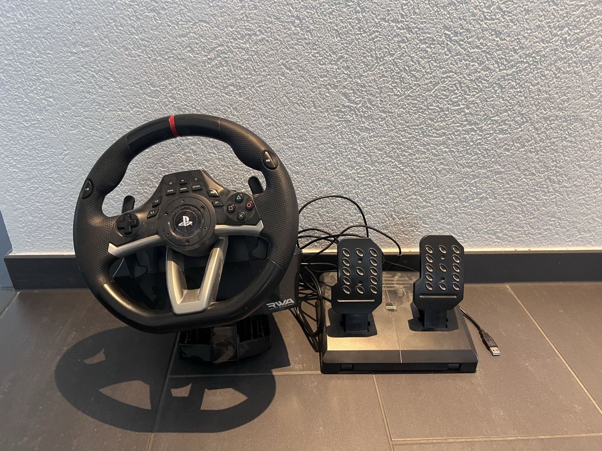 Console: PlayStation Lenkrad mit Fusspedal – Usato da Stallikon venduto da Boeschmar