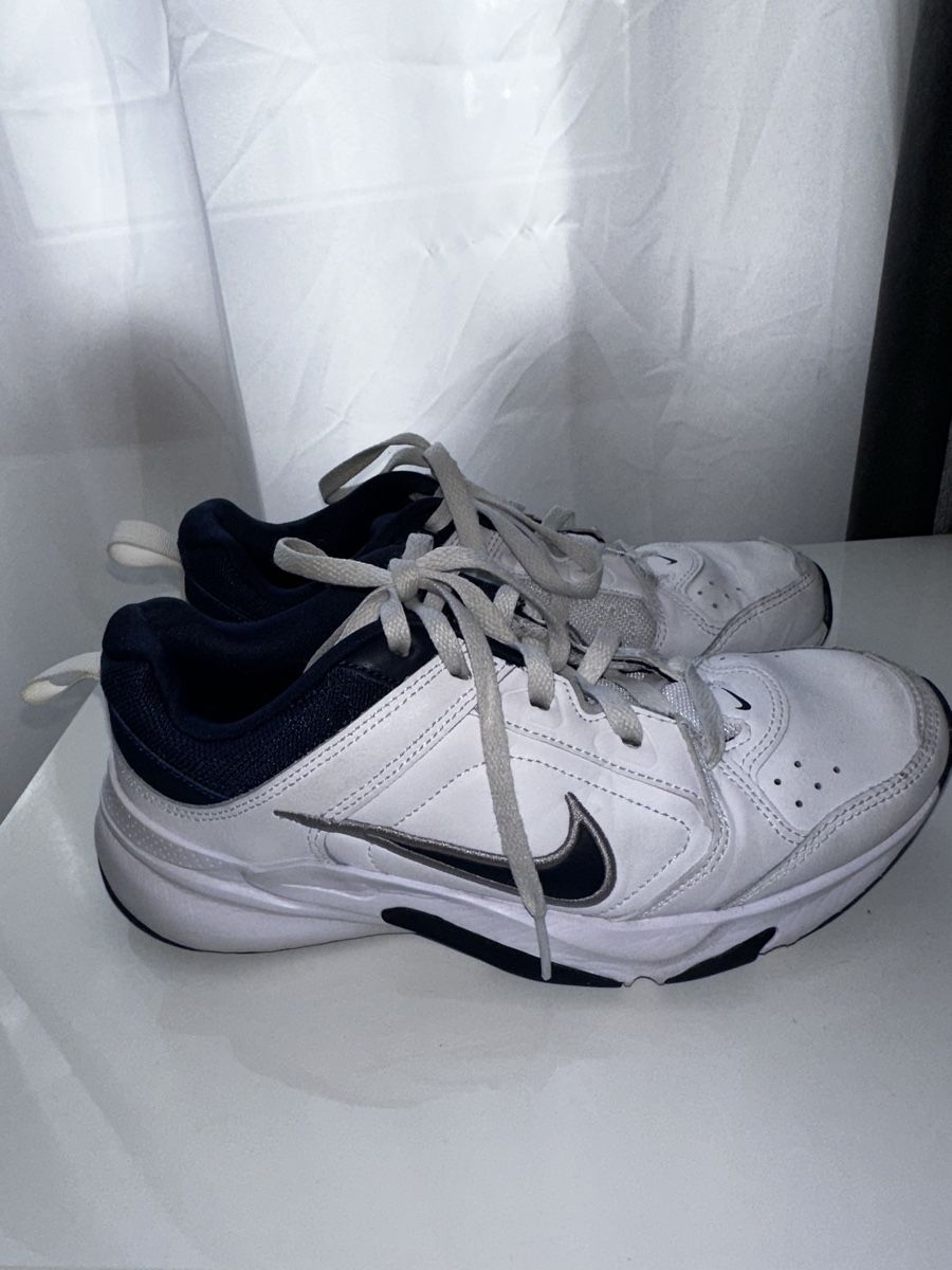 Nike Scarpe da uomo: Nike Sneaker, Grösse 39, Weiss und Dunkelblau – Usato da Wittenbach venduto da rutz_navina