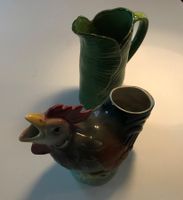 Lot de deux pichets vintage: un coq et feuille exotique 1950