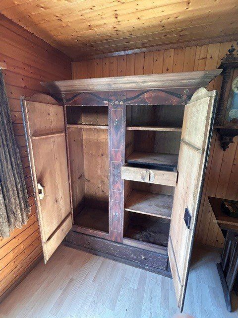 Armoires: Bemalter Schrank mit anno 1834 – D'occasion à Buttisholz par Snusli 1