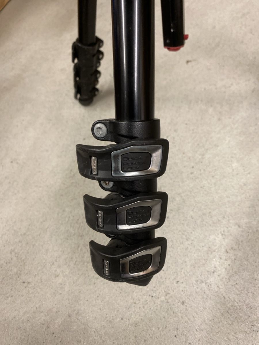Manfrotto Treppiedi & Teste: Manfrotto Professional Tripod - Sturdy and Reliable! – Usato da Winterthur venduto da Yaseramachi 2