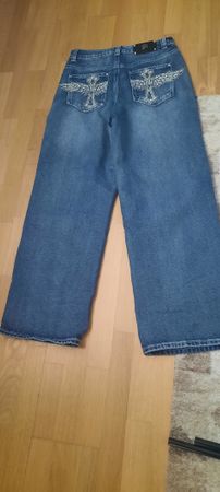 Jeans weite Passform blau mit Stickerei auf Taschen 34