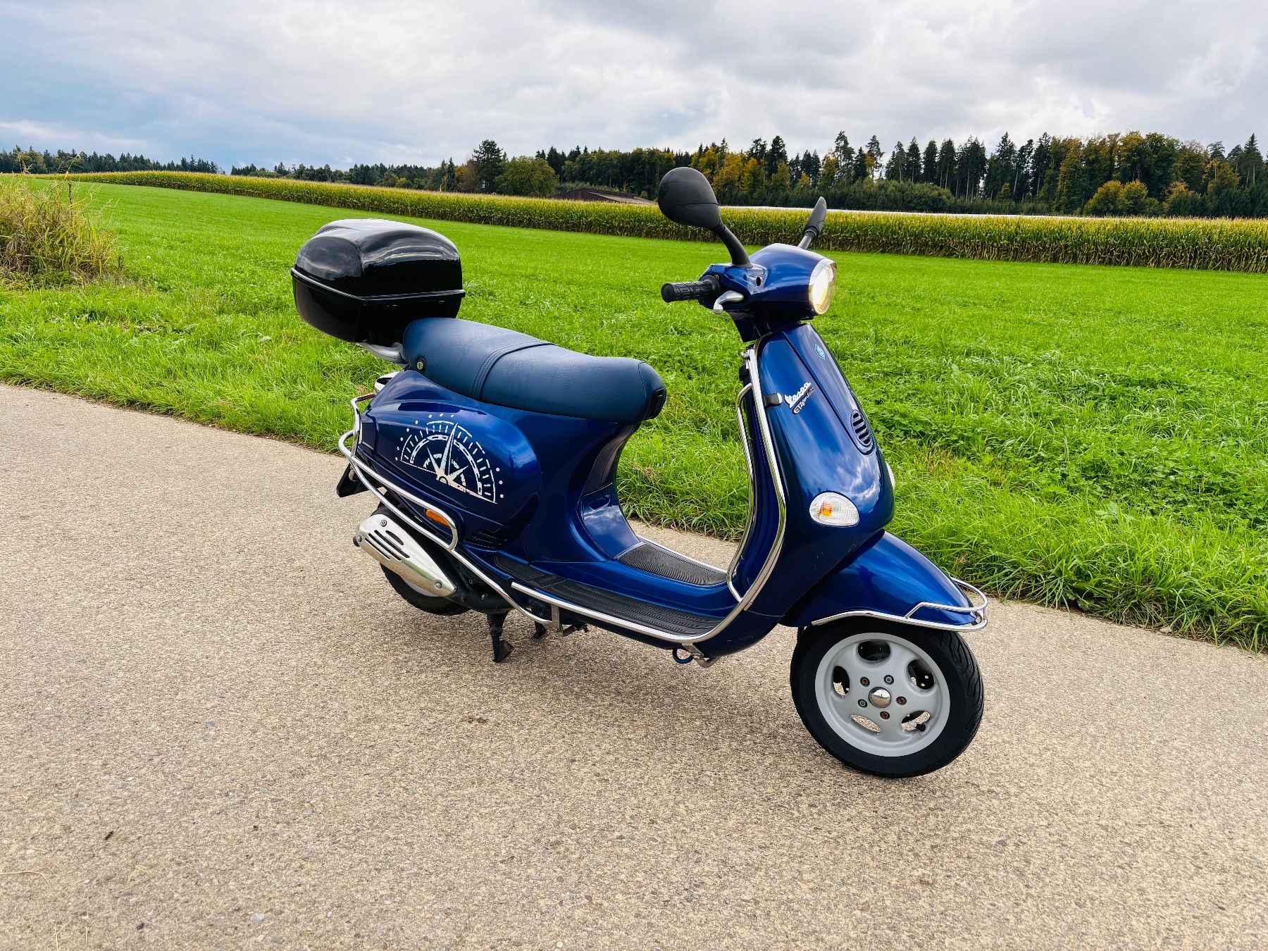 Vespa Scooter: Blaue Vespa Roller mit Topcase - Wenig km – Usato da Dübendorf venduto da mba_5yvw 1