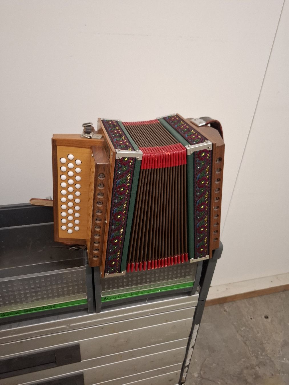Strumenti musicali: schwyzerorgeli ton B – Usato da Villeneuve venduto da BibiVintage 3