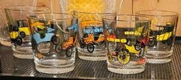 Vintage-Whiskygläser mit bunten Oldtimer-Motiven / 1960er J.