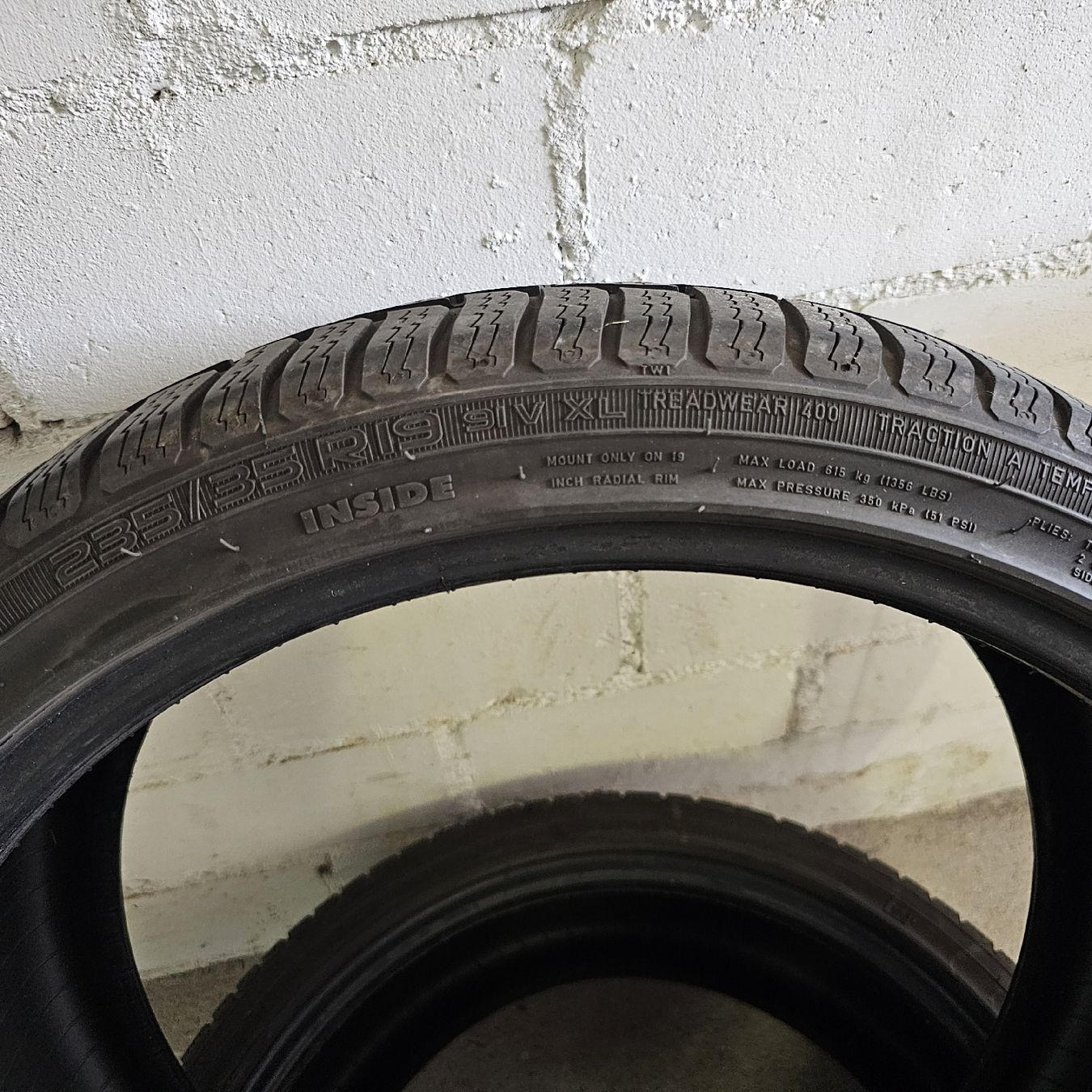 Pneumatici & Ruote complete: 2 Winterreifen 235/35R19 – Usato da Luzern venduto da CyrillUe