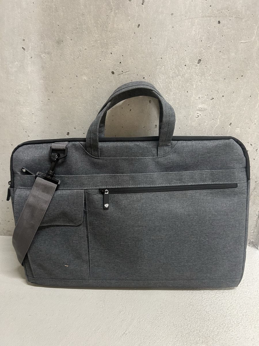 Sacs: Laptoptasche – Neuf avec emballage d'origine à Zäziwil par Liv696