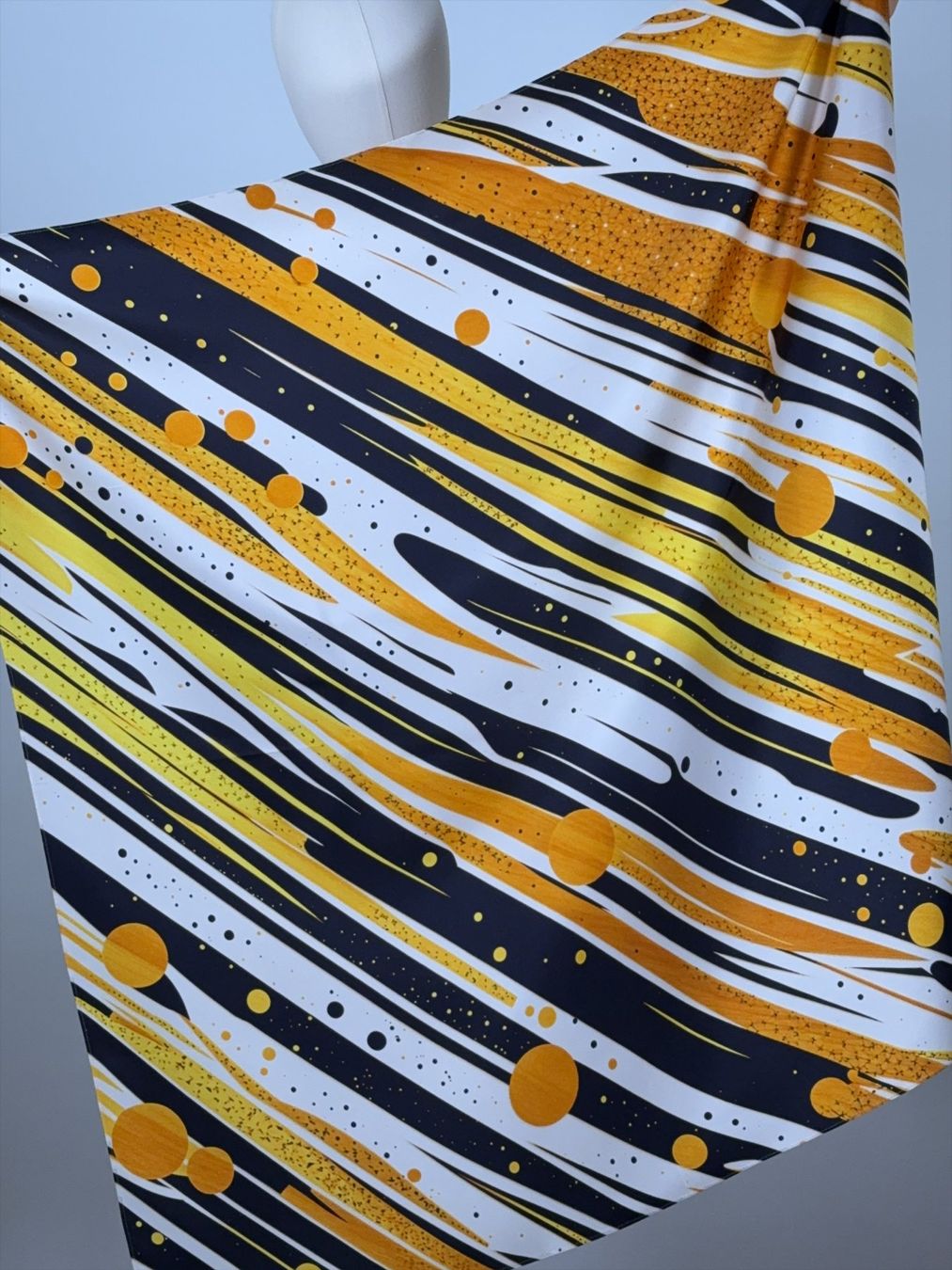 Foulard & Sciarpe: Schöner Seidenfoulard "Stripes" – Nuovo e nell'imballaggio originale da Dättwil AG venduto da AnDani2.