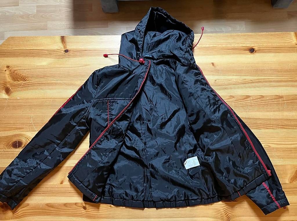 Giacche: Veste noire/rouge taille 34 – Usato da Cugy VD venduto da Lewinz 1