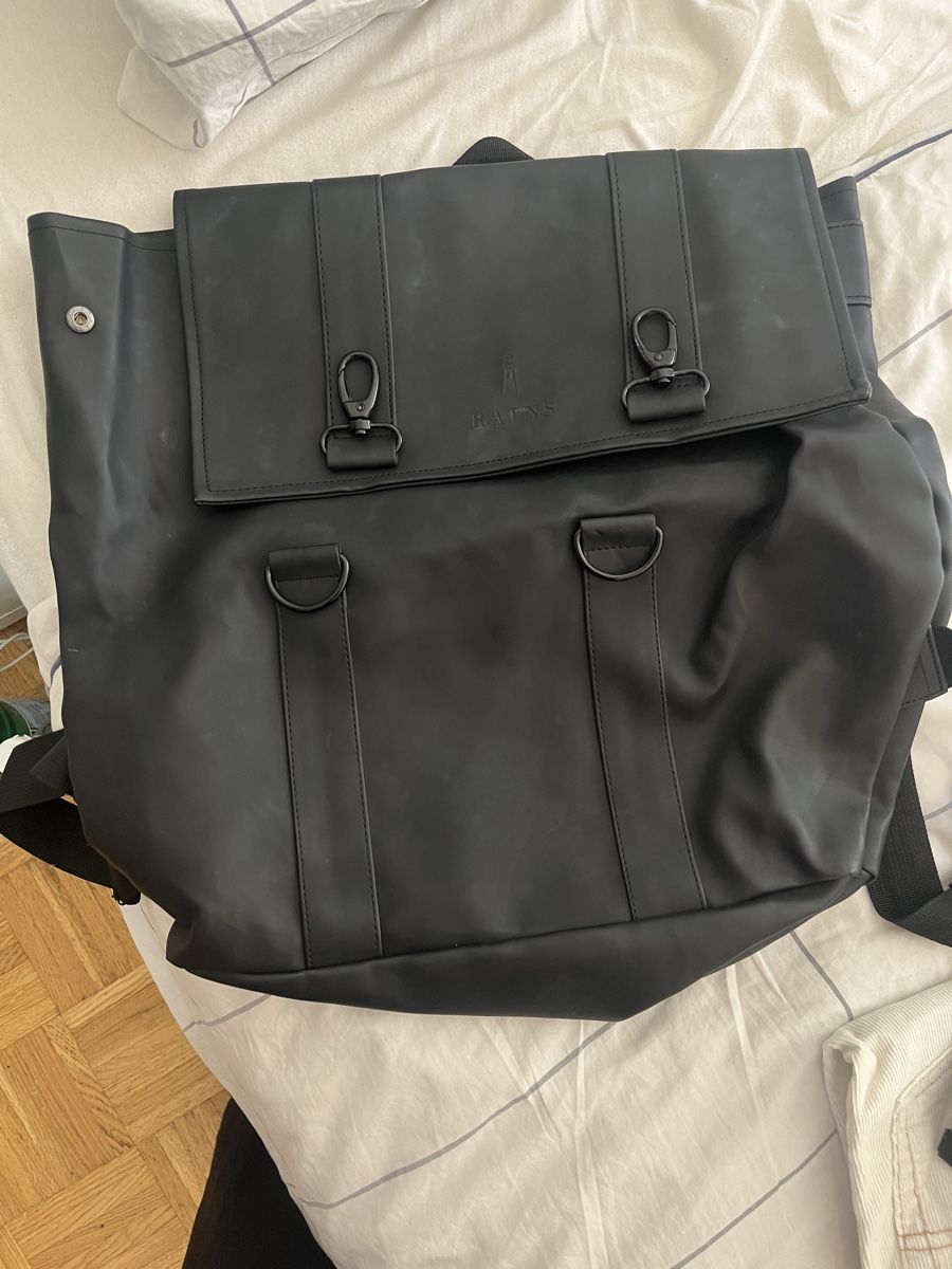 Rains Sacs à dos: Sac à dos Rains noir, usé – D'occasion à Zürich par Noemie1994