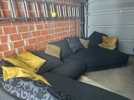 Sofa anthrazit mit Kissen gebraucht in gutem Zustand